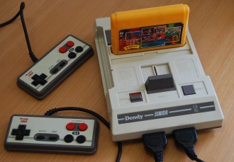 Dendy_Junior_with_cart_and_joypads.jpg