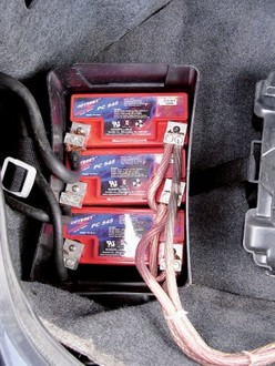 0406tur_06z+nissan_altima+trunk_batteries.jpg