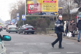 мазепи на зупинці.JPG